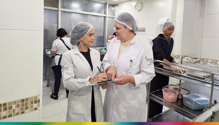 Nutricionista e Fonoaudióloga conversando em refeitório